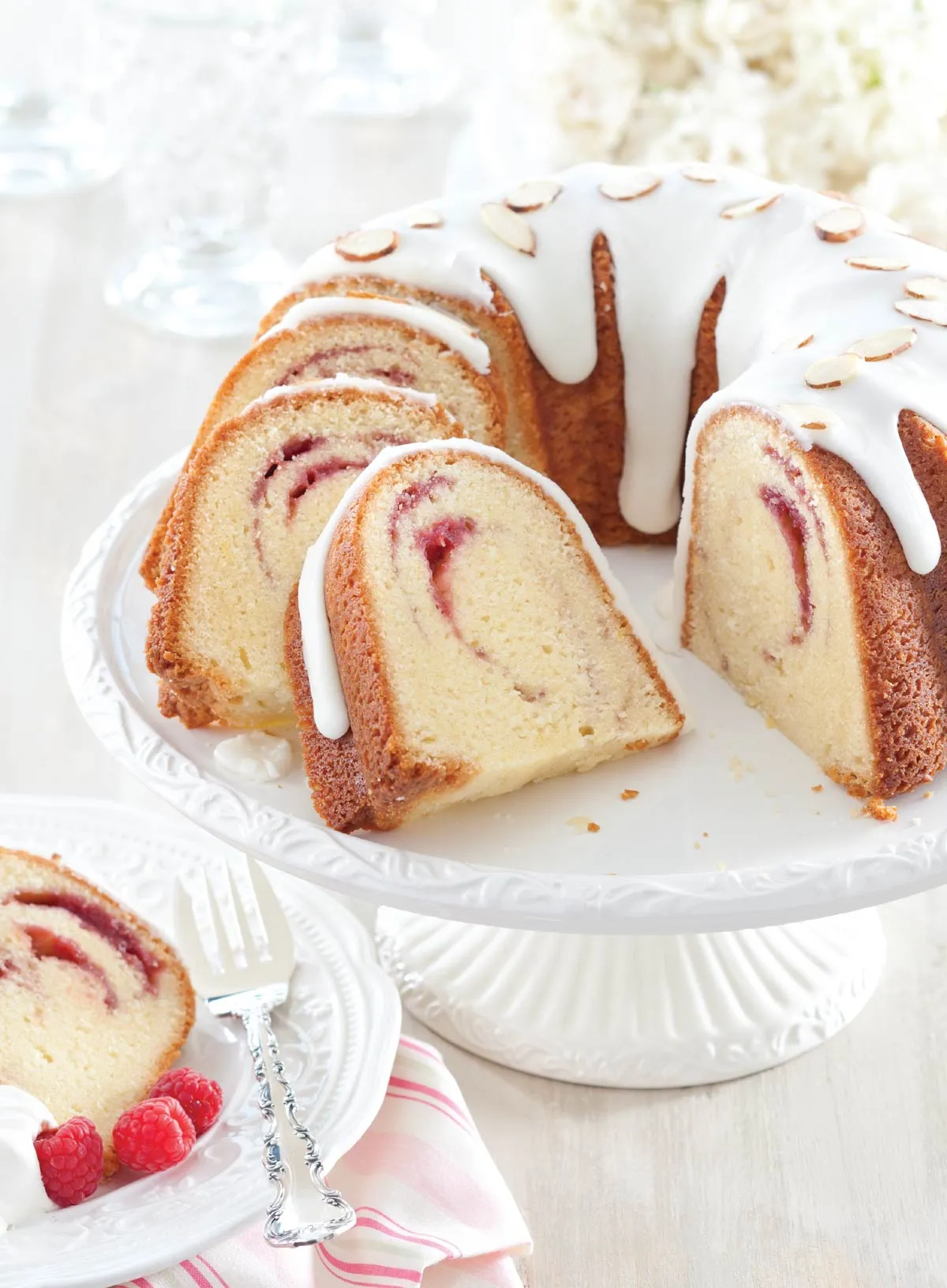Paula Deen - Best Cakes & Pies: 75 Southern Recipes, From Zesty Lemon-Lime Delights To Decadent Coconut & Banana Confections, Heirloom Cakes To Impress, Secret To Creating Blue Ribbon Pies & More!