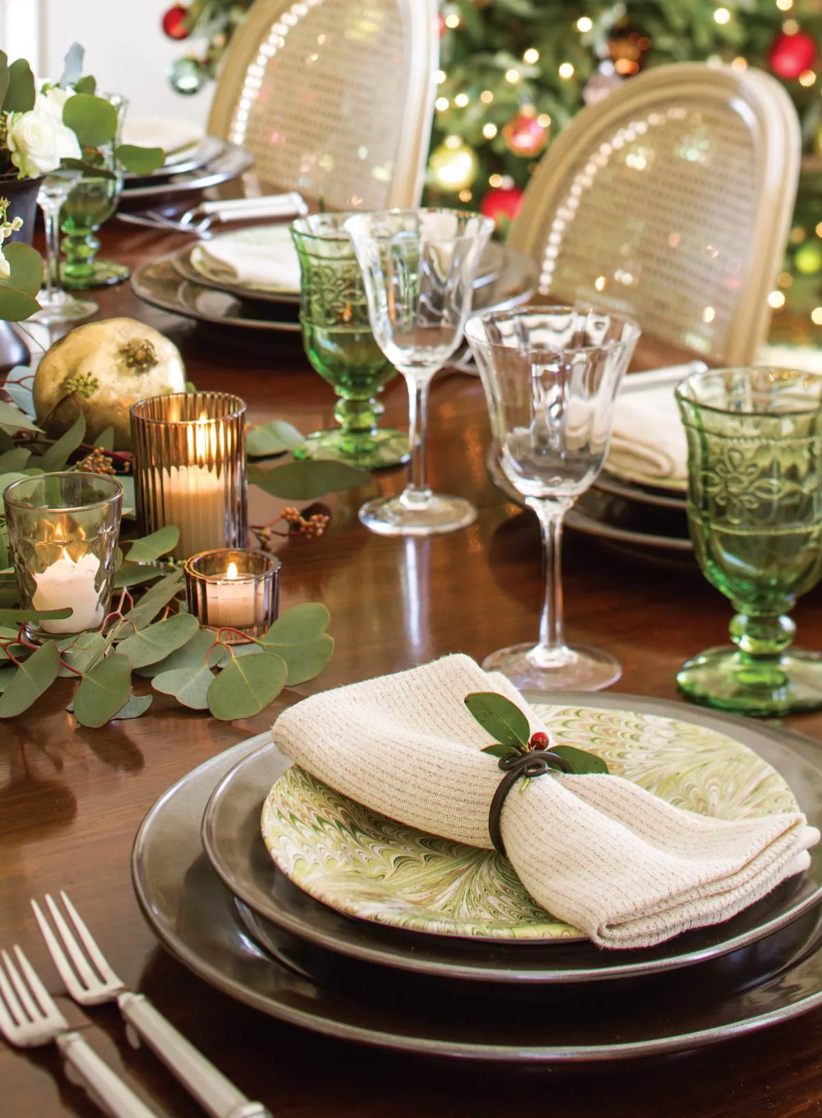 Southern Lady - Christmas: Best Of The Season, Entertaining Guide, Top-Rated Recipes, Dcor Ideas, Tabletop Touches, Menus, Homemade Treats, Tips For Gracious Gifting, Glittering Vignettes & More!