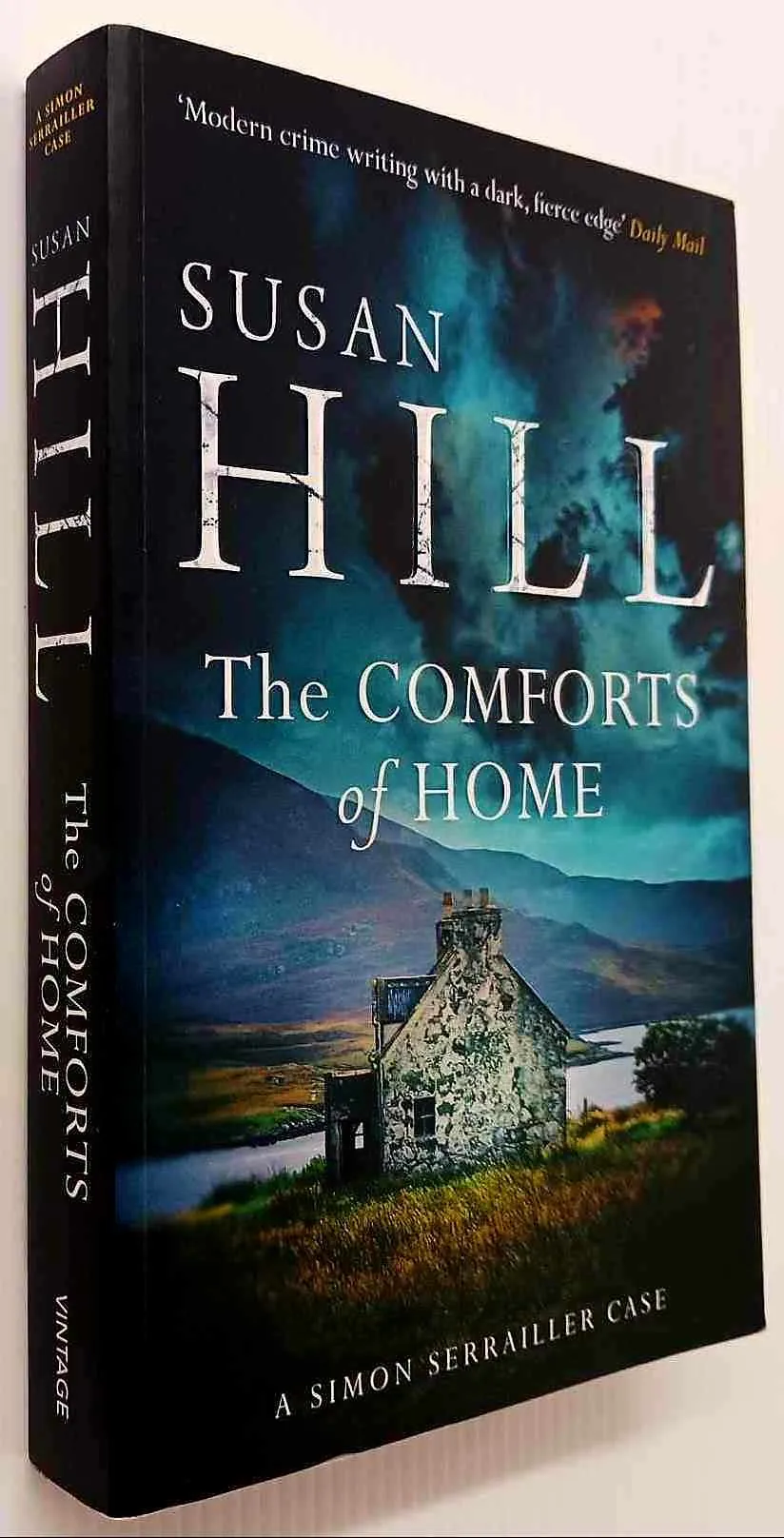 THE COMFORTS OF HOME - Susan Hill