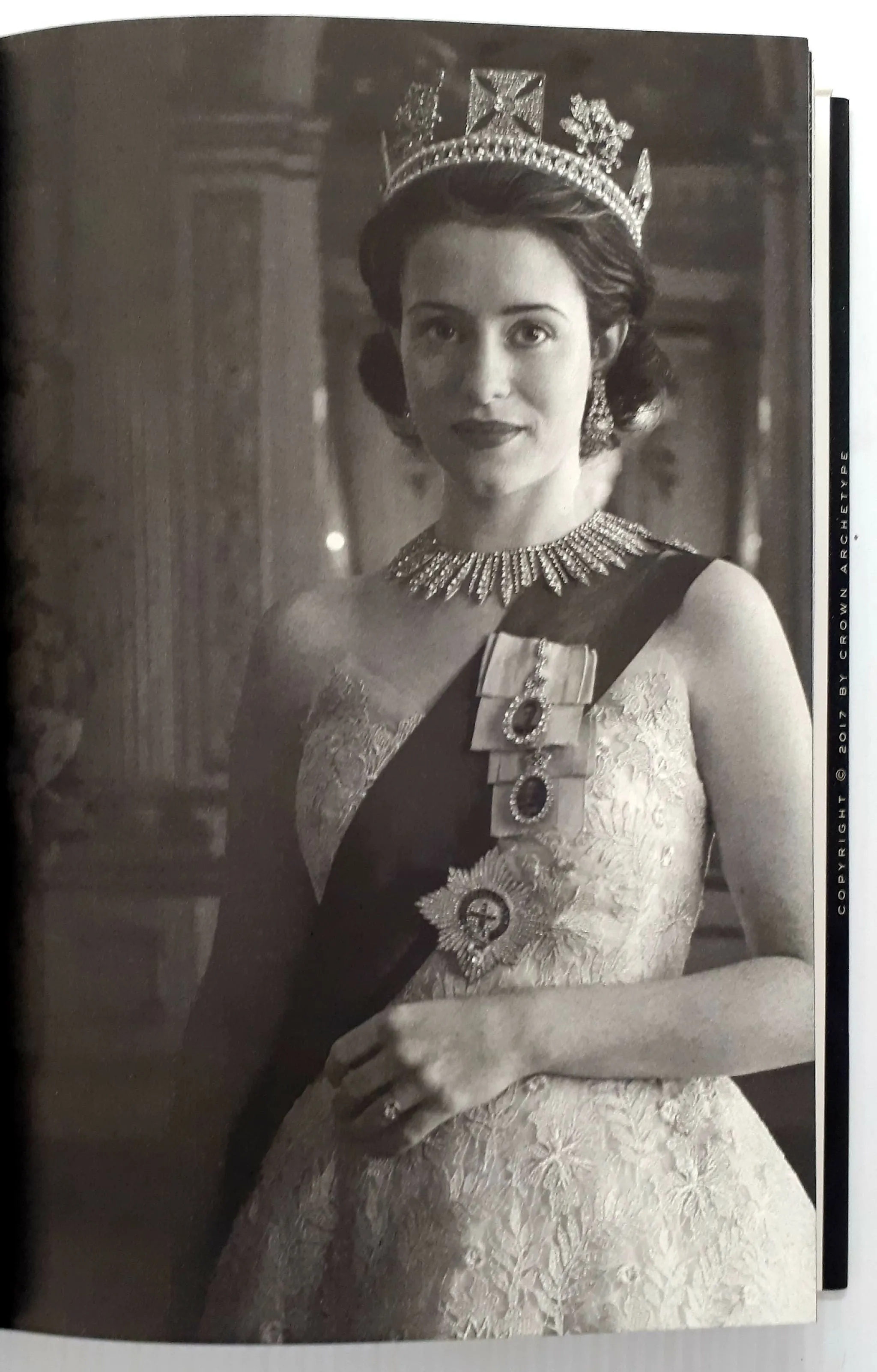 THE CROWN: THE OFFICIAL COMPANION - Robert Lacey