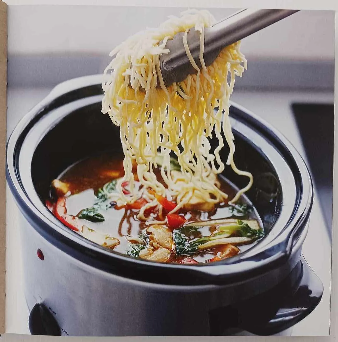 THE ESSENTIAL SLOW COOKER COOKBOOK - Lorna Brash